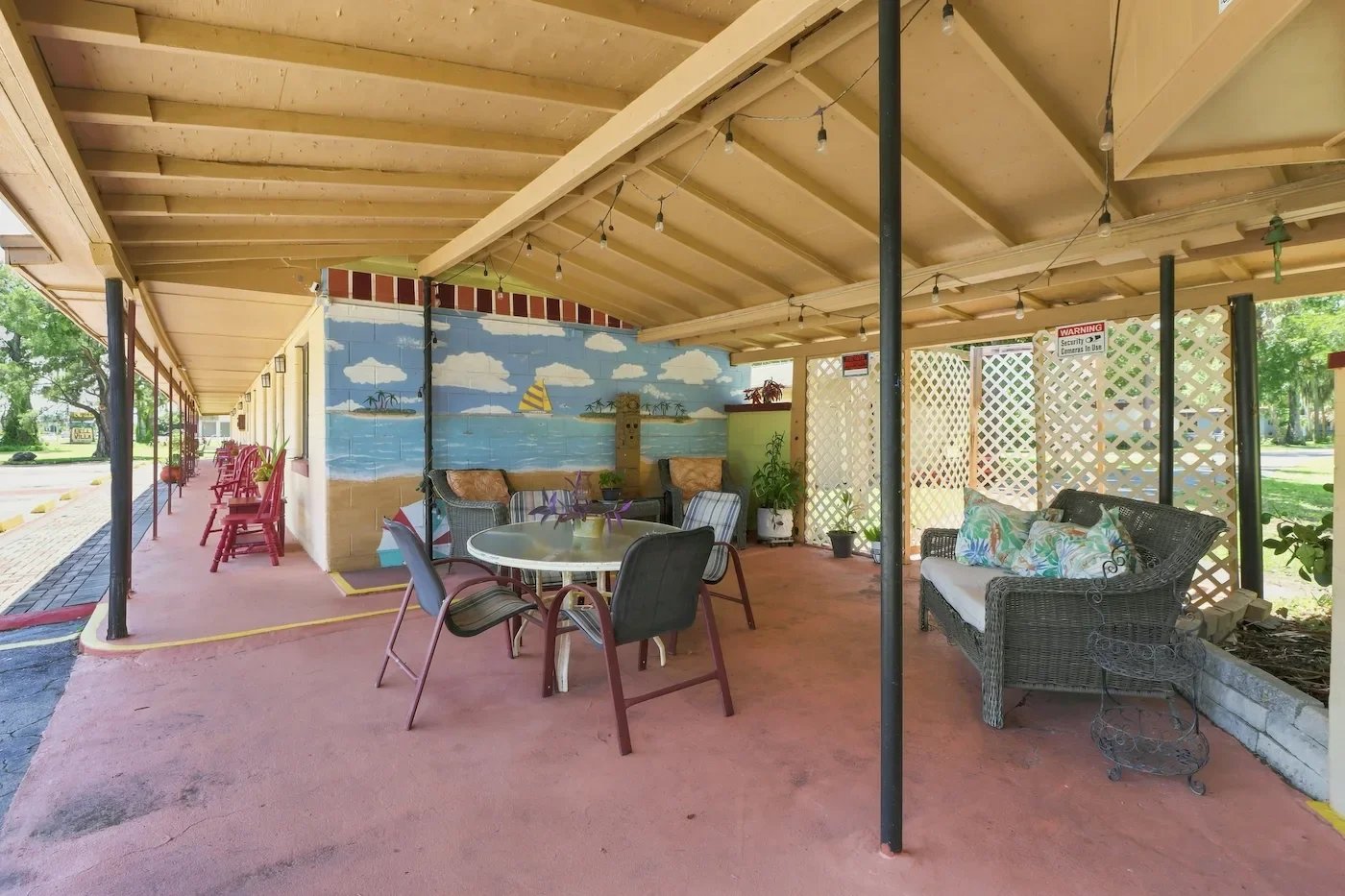 Outdoor lounge (Florida Room)
